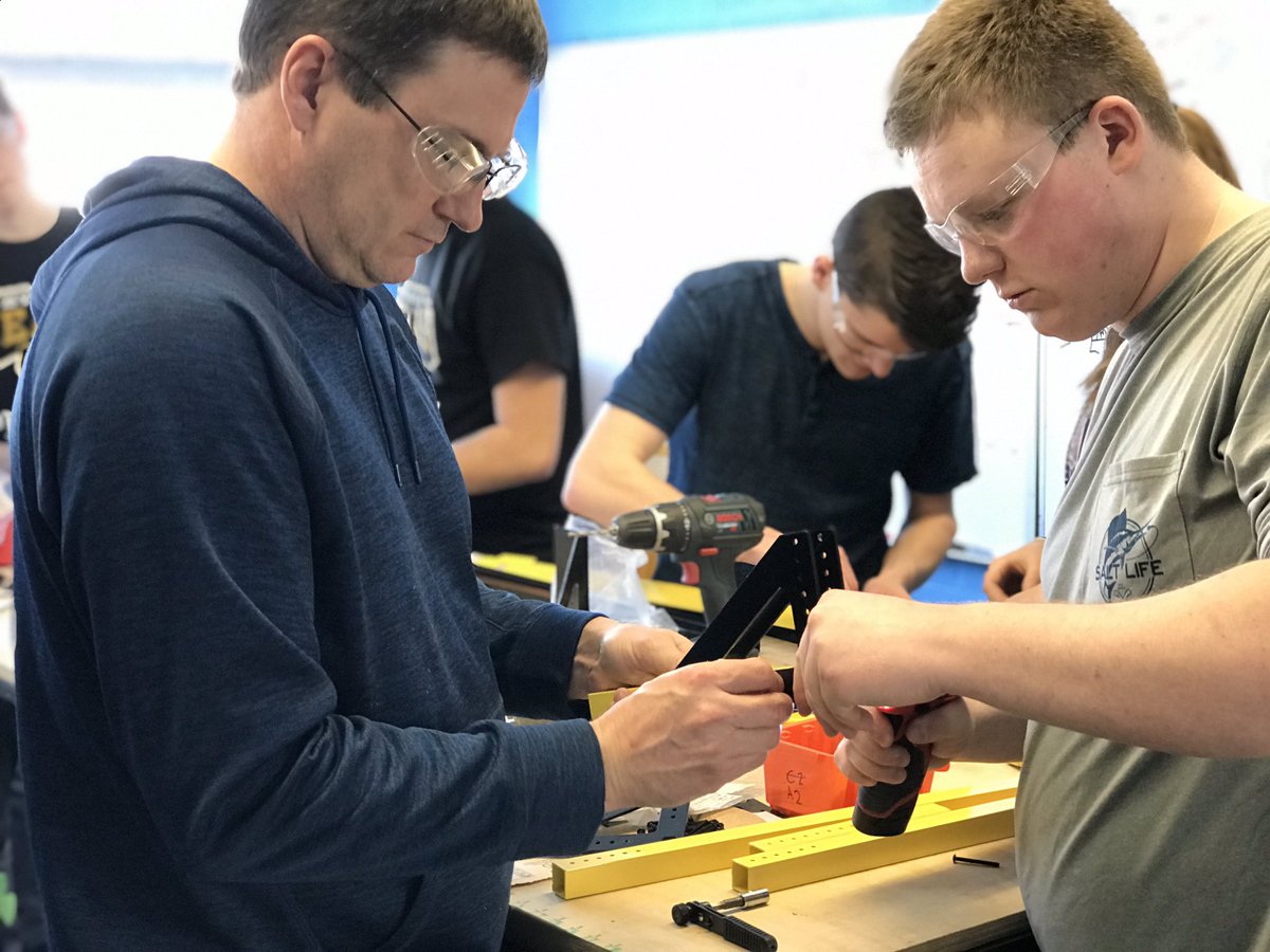 ByronSup531's tweet photo. @ByronRobotics got a big shipment of machined goodies today! Thank you @McNeilusSteel! #ByronBears #roboting https://t.co/2mXE7lbete