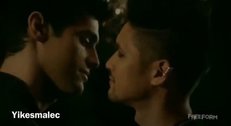 My brain is still sleep deprived so I’m afraid I have no facts. Just happy smoochie faces  #ALECvsALPACA #SaveShadowhunters #Shadowhunters