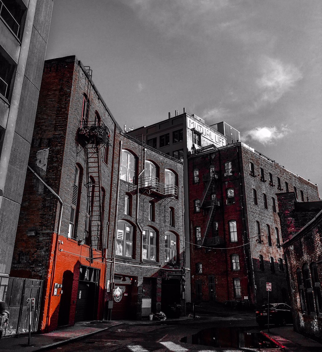 HeyItsMeCraig's tweet photo. Thankful for Friday, thankful it's not snowing #PostAve https://t.co/WAXbPS9HLz
