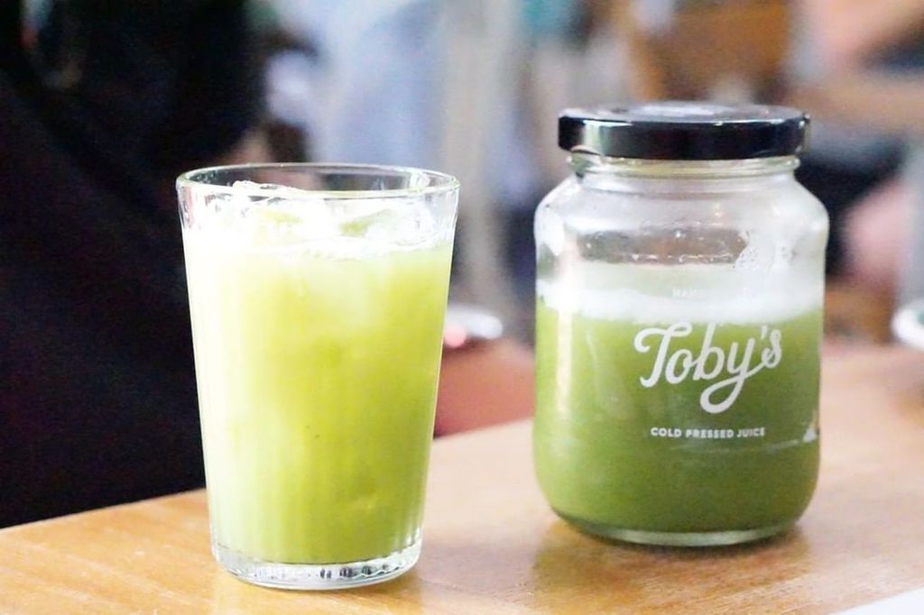 adashandasplash's tweet photo. Are you hungover on a Friday and need a quick pick me up? Head to @tobysbkk for a #coldpressed #juice. The Easy Green contains #pineapple, #celery, #spinach, #cucumber and #ginger; basically everything you need to kickstart your brain 🥒 #vegan #coldp… https://t.co/9UmDuaD6vh https://t.co/qcs2khBPA1