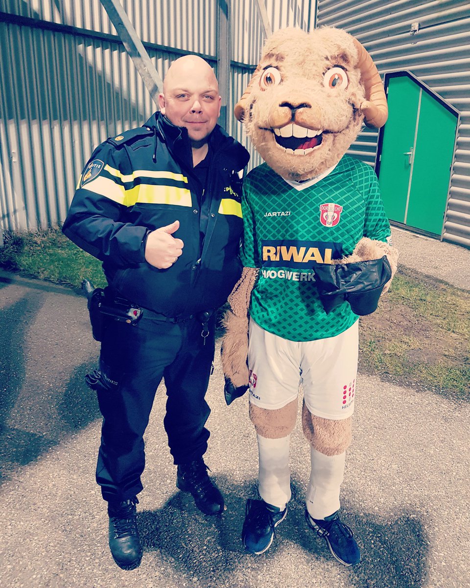 WA_Reeland's tweet photo. Vanavond aanwezig bij onze eigen BVO. Toch mooi zo'n club in mijn wijk. Succes fc Dordrecht
#landvanvalk #fcdordrecht https://t.co/5PRRXaKICP