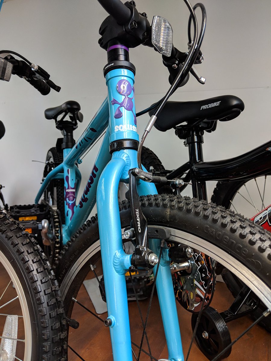 kingpak93's tweet photo. Nice to see our friends at @leedsbicycle today. Some great @SquishBikes in cracking colours. The new bright #orange #Squish mountain bike was in good company and looks brilliant. 😎
#Leeds #Yorkshire #cycling #mountainbiking #kids #family #shoplocal #Bikes #squishbikes https://t.co/5fK79nQoAG