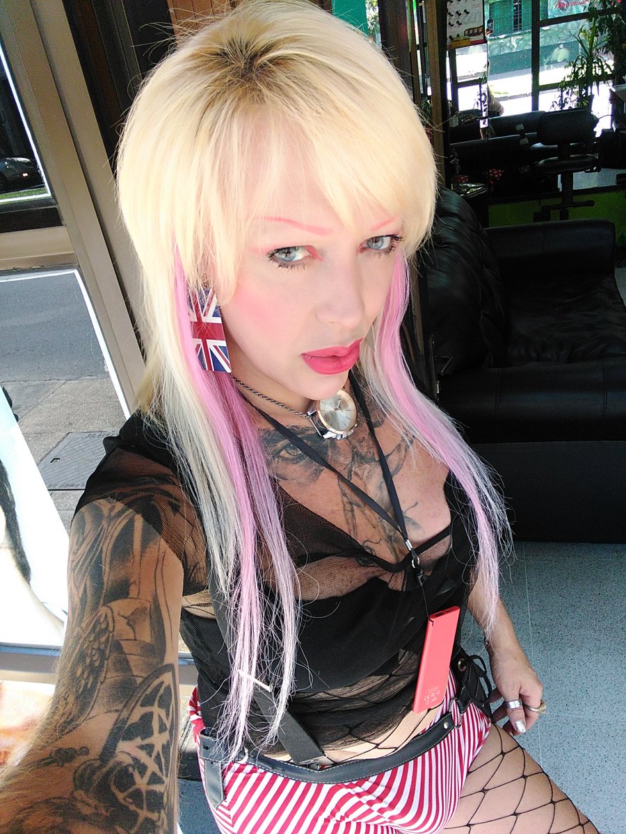 TransDebbie's tweet photo. FELIZ DÍA DE LA AMISTAD CON VENTAJA GRINDR.... https://t.co/m1HR4XbUSo