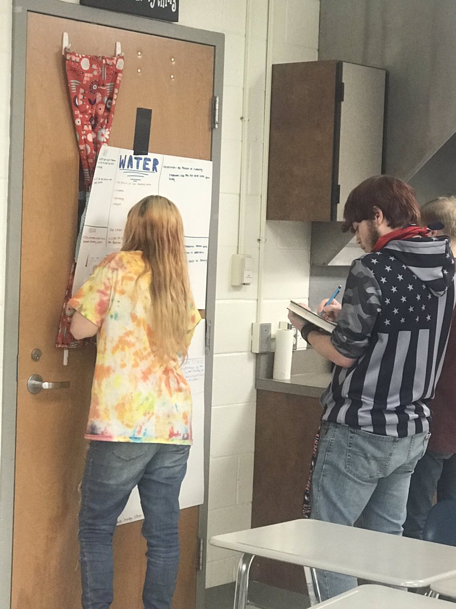 Melissacchs's tweet photo. Gallery Walk! #CCHSLEARNERS #literacy https://t.co/VFqFuPHZyG