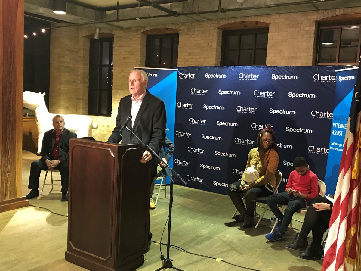 EmployMilwaukee's tweet image. Employ Milwaukee’s #TechHire program builds tech partnerships to better equip students for future IT employment opportunities. Hands-on work experience @DigiBridgeNGO is one of them! So we were honored to be a part of their launch party for “Bridge Milwaukee”. #MKETech