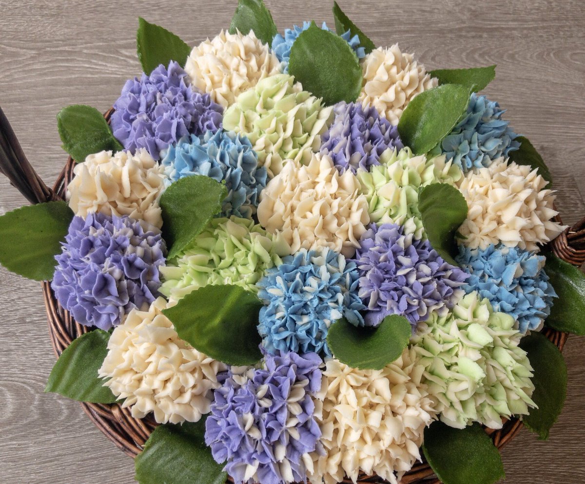 CandySweeTreats's tweet photo. #cupcakebouquet #cupcakes #hydrangeas #sweettreats https://t.co/4EShMx9Xh5