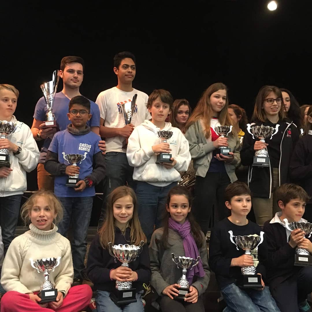 Résultats championnat paca jeunes: 
Krishnan finit 3e poussin avec 5/7 points!👏
Emma finit 6e benjamine et se qualifie donc également! 👏  Quentin finit premier junior! 
Prochaine étape championnat de France à Hyères en avril! 
#Chess #echecs #FIDE #FFE #cassis #orange #PACA