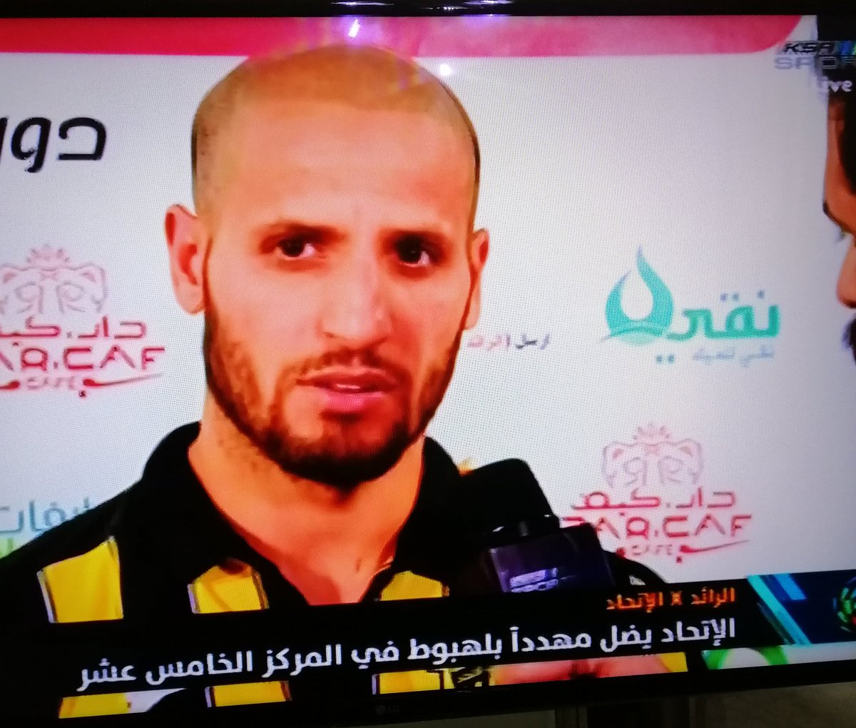 fahadst8's tweet photo. لا حول ولا قوة إلا بالله
ما هذه الأخطاء الفادحة؟!

الاتحاد وليس الإتحاد؛ لأنه من الفعل الخماسي اتَّحد.
يظل وليس يضل لأن (يضل) من الضلال وهو ضد الهدى.
بالهبوط وليس بلهبوط (هذه في منهج لغتي للصف الرابع الابتدائي). https://t.co/KfGkpf6ePn