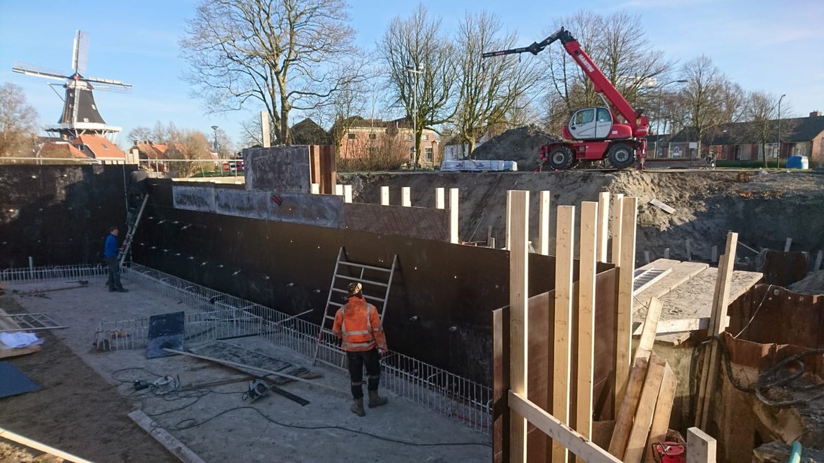 De eerste bekistingen voor de landhoofden van de brug in Mensingeweer zijn gesteld.<a href="/HetHogeland/">Gemeente Het Hogeland</a> <a href="/mobprovGron/">Mobiliteit teams provincie Groningen</a> <a href="/provgroningen/">Provincie Groningen</a>