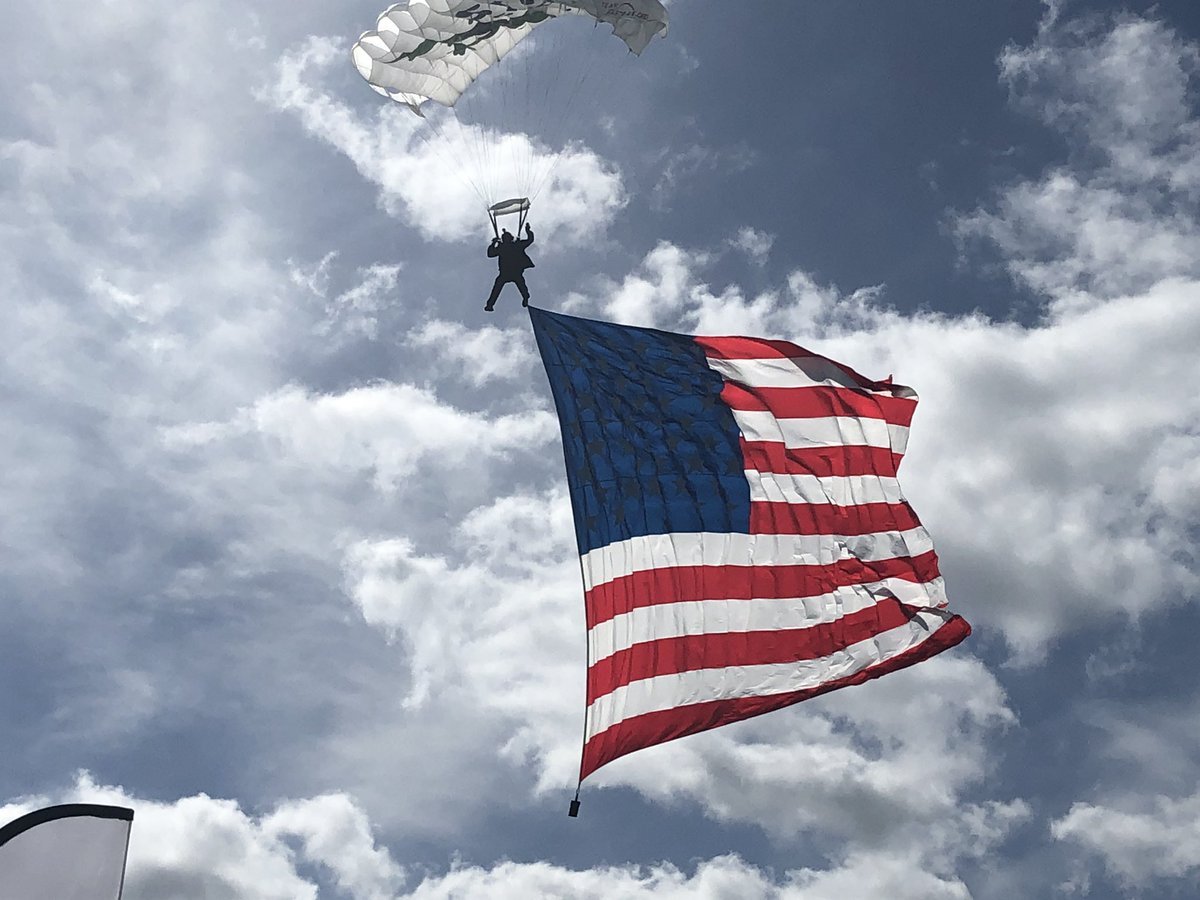 teamfastrax's tweet image. The #TeamFastrax Invasion at @SkydiveFlorida is here.  Over the next few days members of #AmericasSkydivingTeam will be flying large flag formations in the free skies over Sebastian FL.  #WIT 
Thank you @employeebgcheck for your continued support and sponsorship.