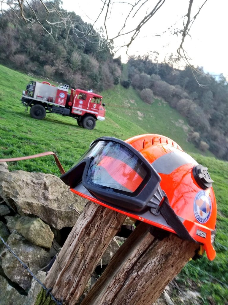 SPC_Ramales's tweet photo. Esta tarde hemos intervenido en un incendio forestal junto a #MedioNatural de @cantabriaes en #Riancho. Perimetramos y refrescamos con nuestra BRP. Recordamos que están prohibidas las quemas. Si ves fuego llama al 112. https://t.co/vg7SYpqCpG