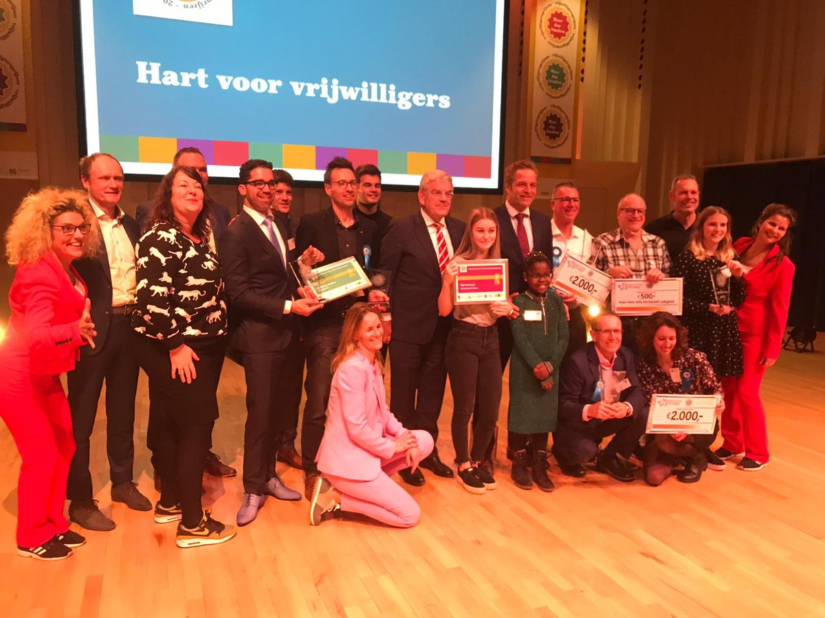 hugodejonge's tweet photo. Onze samenleving leunt met z’n volle gewicht op al die mensen die dag in dag uit klaar staan voor een ander. Zonder hen staat Nederland stil. Diepe buiging daarom voor al onze vrijwilligers, vanavond bij de uitreiking van de #meerdanhanden vrijwilligersprijzen. https://t.co/Kv2lsijJUn