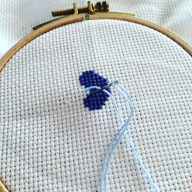 liefs_patricia's tweet photo. Bezig met een super lief klein borduurproject... Wat ben jij aan het borduren, haken of breien? Laat je het hieronder weten?😃
•
•
•
#borduren #crossstitch #lichtblauw #donkerblauw #borduurring #hout #stramien #aida #diy #mindfulness #minimindspa https://t.co/eUb0u4AejL https://t.co/SD6zzgtc8m