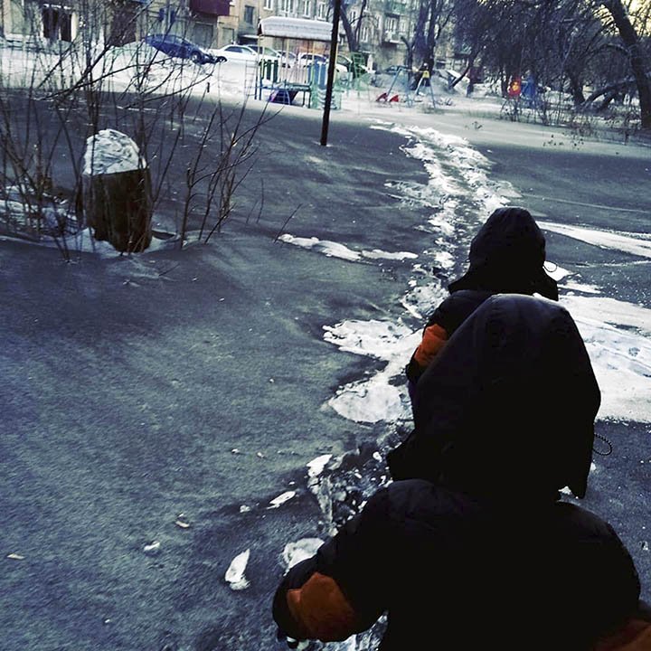 Strange_Sounds's tweet photo. Is this what snow looks like in hell? EERIE BLACK SNOW falls in Siberia, Russia #snow #black #pollution #Russia  https://t.co/szVuJz0TVg via @Strange_Sounds https://t.co/IVCoxDU3f1