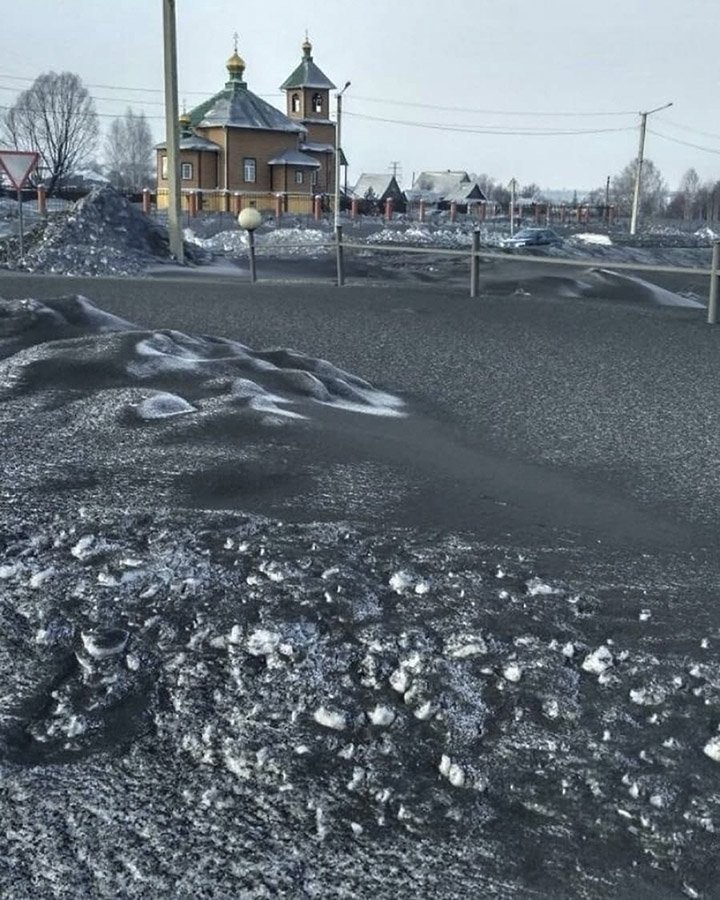 Strange_Sounds's tweet photo. Is this what snow looks like in hell? EERIE BLACK SNOW falls in Siberia, Russia #snow #black #pollution #Russia  https://t.co/szVuJz0TVg via @Strange_Sounds https://t.co/IVCoxDU3f1