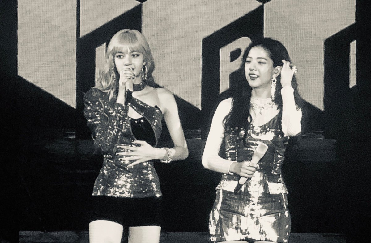 omfgblinkonce's tweet photo. [preview] #jisoo and #lisa 🖤🖤🖤 #BLACKPINKINYOURAREASG https://t.co/15lFqjzu3S