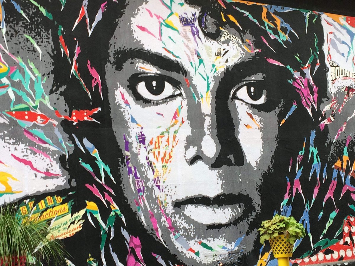 MyMJGuide's tweet image. I really love that street art in the centrum of #paris #MichaelJackson what do you think of it !?!?