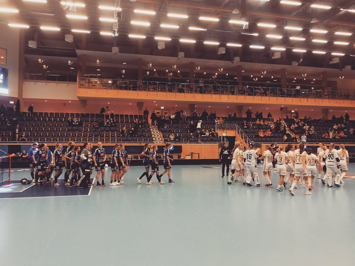 siriusinnebandy's tweet photo. Blåsvart fullbordade nästan det omöjliga.. Det blev 1p mot de oslagbara serieledarna IKSU efter förlust på straffar med 4-5. Men vilken makalös insats av tjejerna! 🌟🔵⚫ Wow!
#jakten #tillsammans #uppsalaärblåsvart https://t.co/SHtGmDCJWr