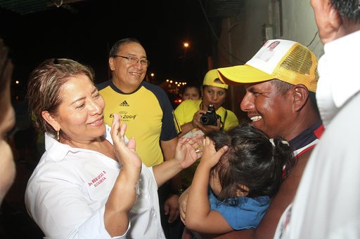 PlayasLa's tweet photo. Visitamos a las familias del Barrio San Pedro, San Cayetano y venecia.  Que están llenas de esperanza al saber que este equipo liderada por la doctora Miriam Lucas seguirá trabajando por su bienestar y desarrollo de  todos nuestros hermanos playasenses. https://t.co/syvIH09Ttu