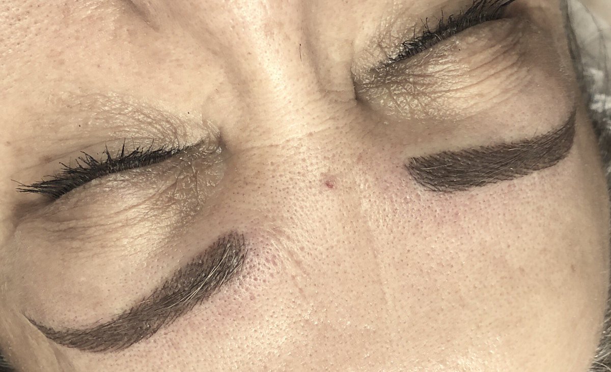 AttraitsBeaute's tweet photo. Reveillez-vous avec des sourcils parfaits 👌👍 https://t.co/lVmYM0hzE7