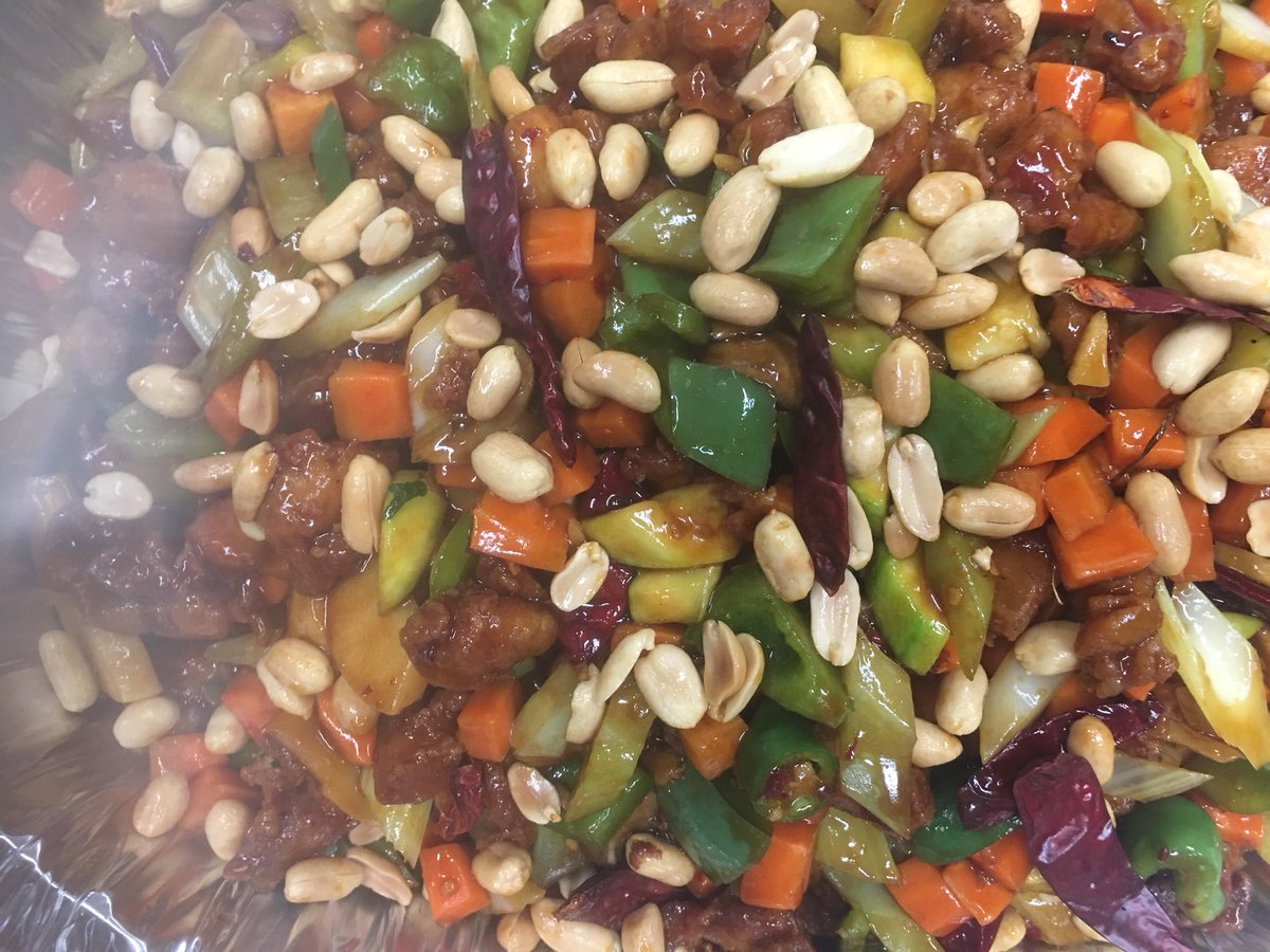 dinemandarin's tweet photo. One Tray of perfectly spiced chicken, cooked with diced carrots and celery and tossed in spicy brown sauce. https://t.co/iqnITKgZix