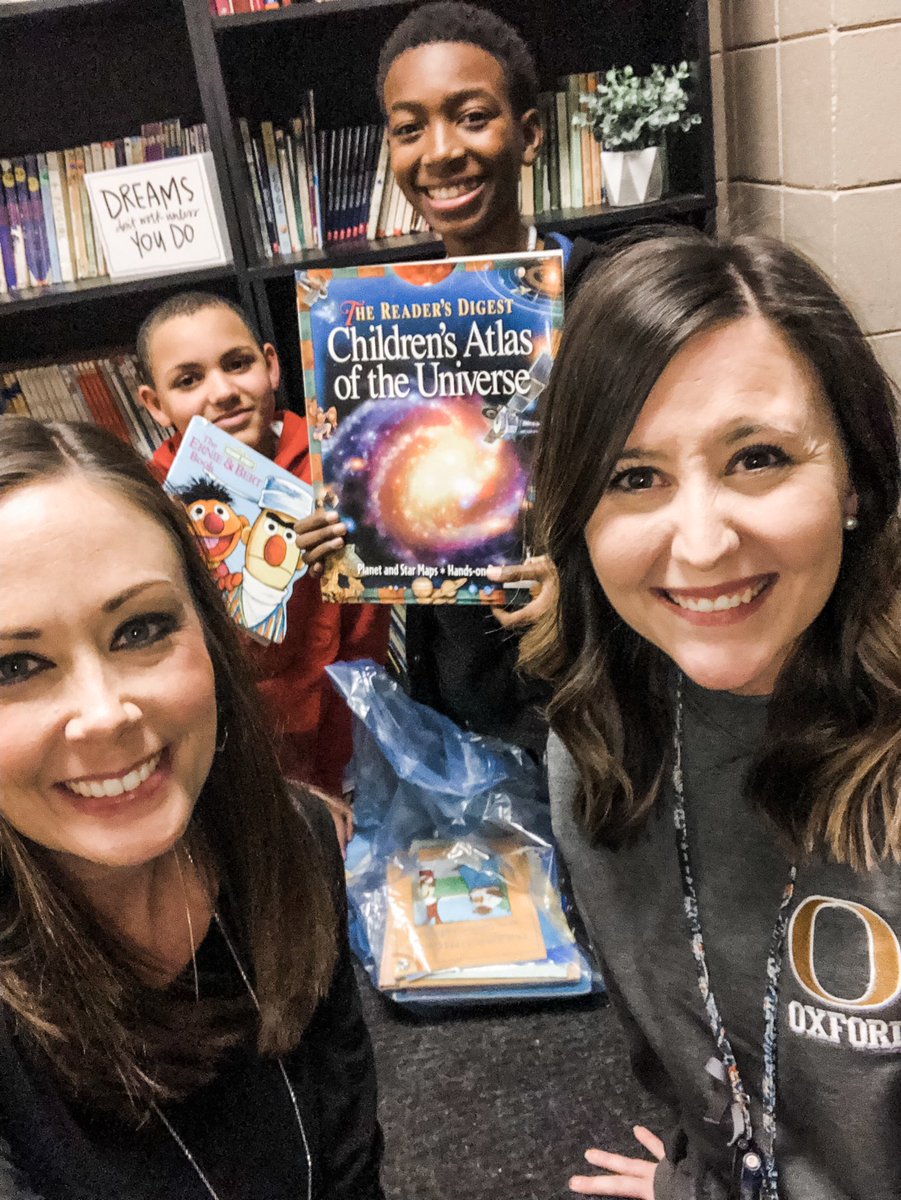 _heymrswilson's tweet photo. What a way to end our Friday! Thank you @GoodwinKhristie for the awesome donation and thank you Dr. Goodwin for the delivery! @ocsjackets @CEHOxford @brandiemobbs #todayareadertomorrowaleader #communitylibrary #GoBigO 📚🐝 #CEHJacketsRead https://t.co/ugVKywR1B7