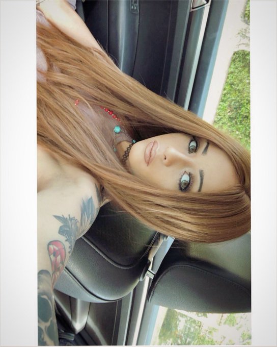 Retweet if you like my new hair color https://t.co/3rtZHJfjeT<a href="/tag/blueroses"class="tags"><span>#blueroses</span></a>