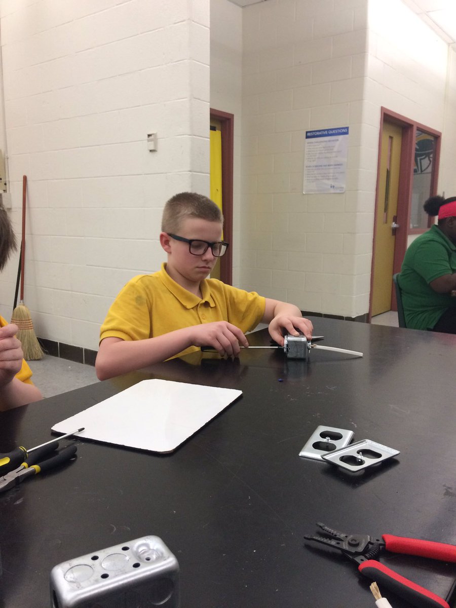 Sowder_Science's tweet photo. Students wiring an electrical outlet @StuartAcademyKY https://t.co/iwAPiKeSLk