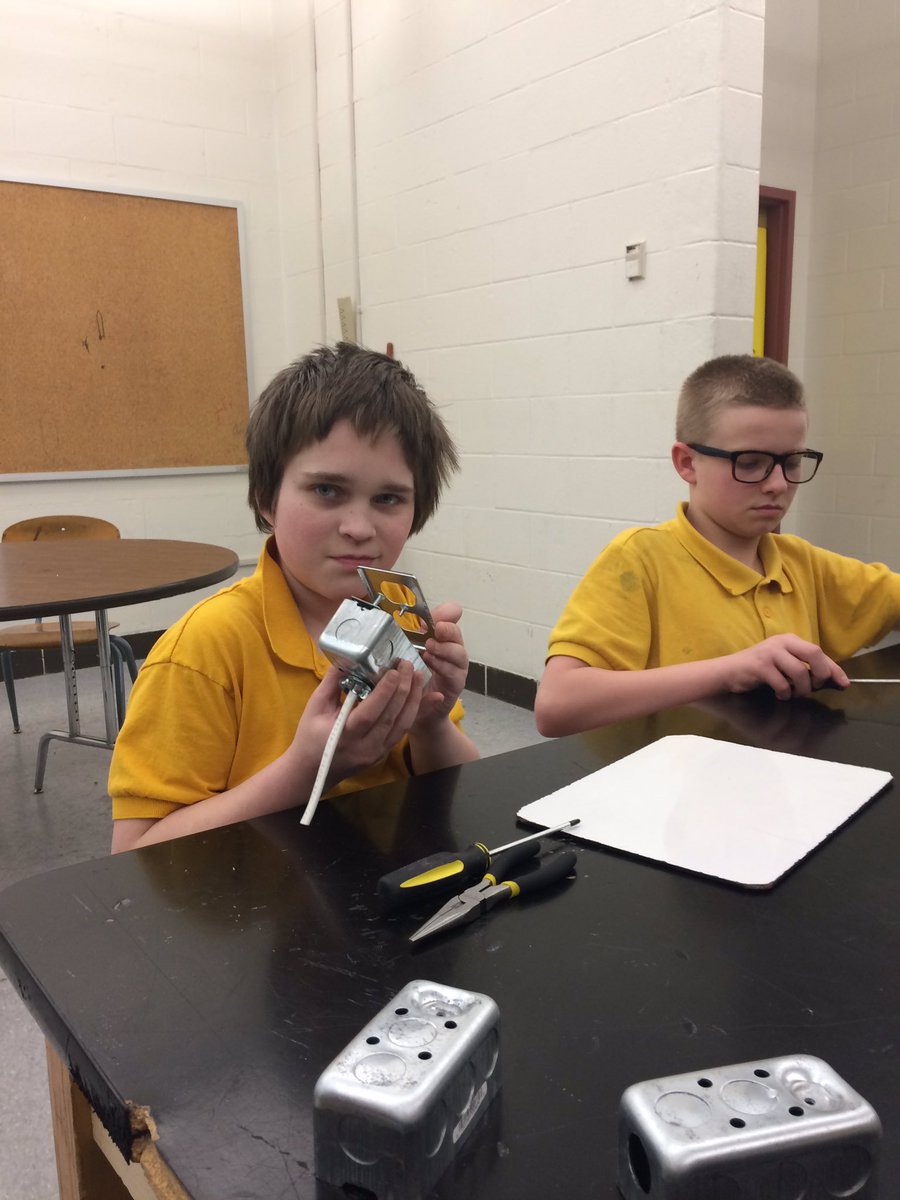 Sowder_Science's tweet photo. Students wiring an electrical outlet @StuartAcademyKY https://t.co/iwAPiKeSLk