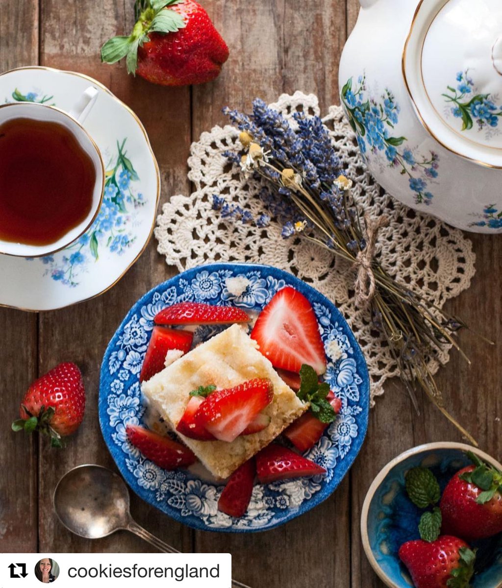 Wish we could be spending our Friday like @cookiesforengland, with our favorite brew and a delectable, fruit-topped dessert. What are your plans for the weekend? #repost #TimeforTea #TeaTimeMagFeed #TeaTimeMagazine