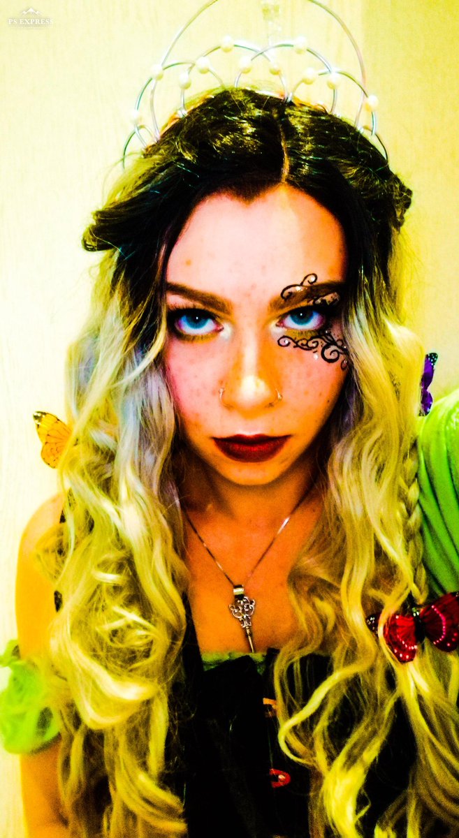 AMHthebutterfly's tweet photo. This might be my favourite cosplay so far. Alyssa, the main character in #splintered by one of my favourite authors.
@aghowardwrites what do you think? :) https://t.co/9tEgKXJTgn
