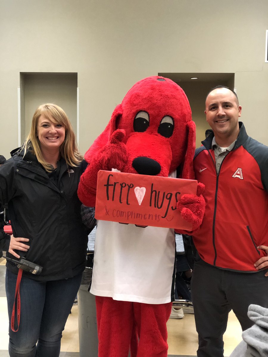 lmareeparker13's tweet photo. Big Red giving out free hugs today at lunch! Happy Friday! @RJUHSD @AntelopeTitans @anhsstudentgov https://t.co/k7UdYKO1iF