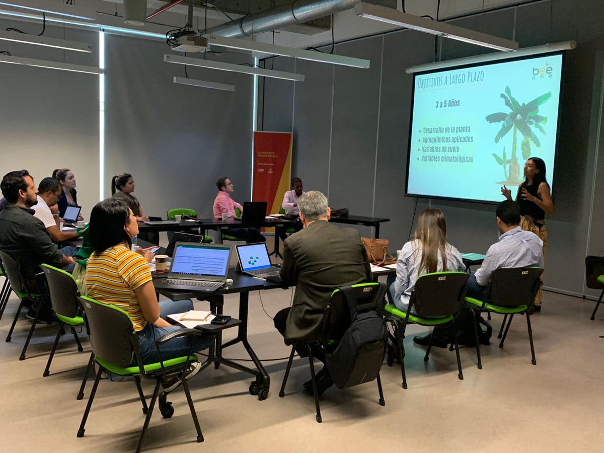 Jenn_pineda's tweet photo. 20 nuevos negocios basados en #InteligenciaArtificial de 6 regiones del país, presentaron hoy su pitch ante un panel de expertos. Seguimos avanzando en prototipo y modelo de negocios con #Empresas10x, un programa @PTPColombia e @InterSoftwareCo, apoyo de @CamaraMedellin https://t.co/FyVxsot1uB