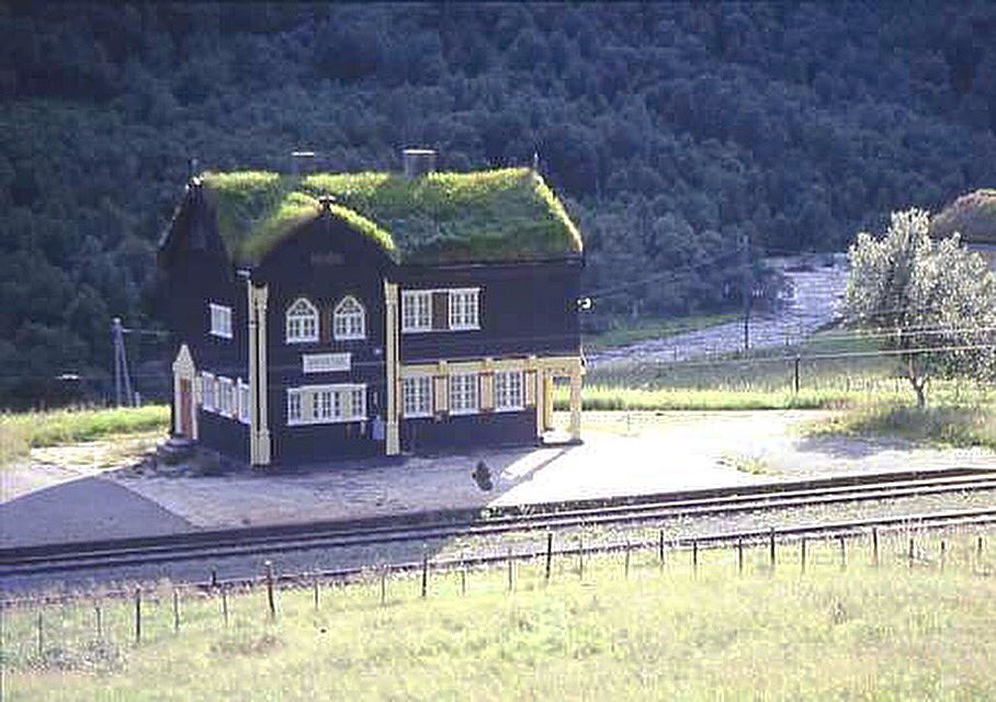 TweetAEmigrant's tweet image. I spotted this amazing railway station in #oppdal southern #norway Locals will kid you that a goat tethered there keeps the grass down. Traditionally  'tiles' of birch bark would underlay the turf, resistant to wet and rot. A land of myths new and old. #everydayscenes #alttext