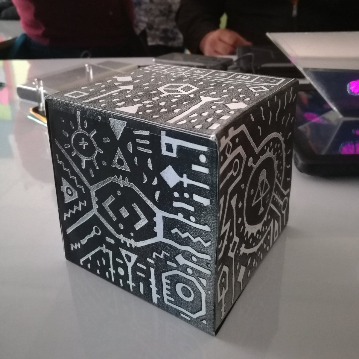 AleClassArt's tweet photo. Do you know what a merge cube is? #livecurious https://t.co/PQBC5khxV8