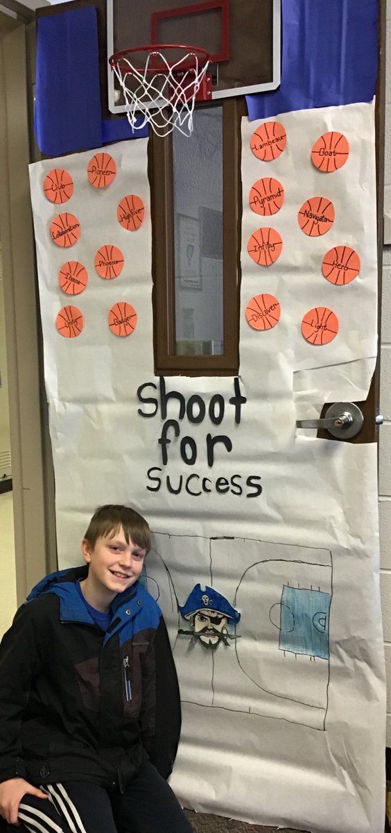 TonnonPyramidLV's tweet photo. #LVPyramid Ss @LinevilleHSSD showed their school spirit in the door decorating contest. #schoolspirit #collaboration https://t.co/7VtFTAt6Z2
