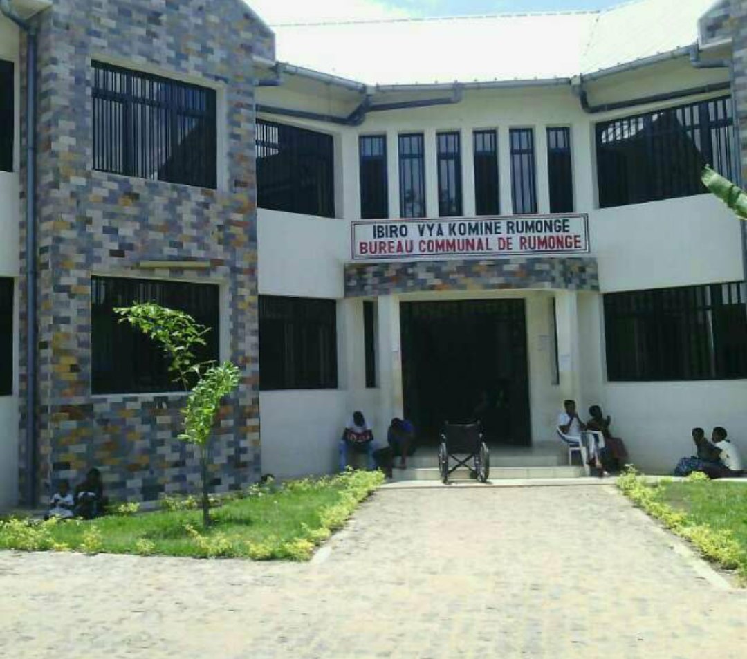 #Réalisation2018
Les Bureaux communaux en étages #Mutimbuzi #Muramvya #Rumonge font la fierté du pays et illustrent bien l'Indépendance du #Burundi
@BujumburaProv
<a href="/MuramvyaProv/">Province Muramvya</a> 
<a href="/RumongeProvince/">Province Rumonge</a>