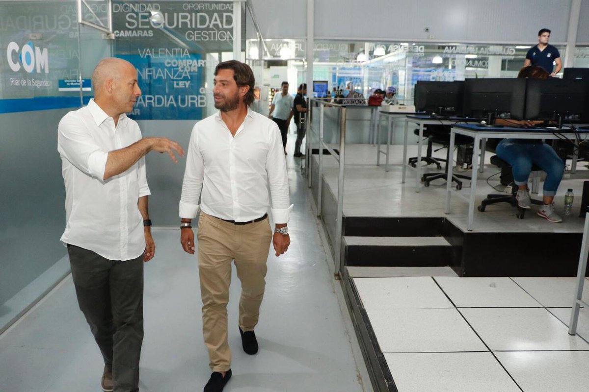 NicoDucote's tweet photo. Junto a @fedesalvai recorrimos nuestro Centro de Operaciones Municipales (COM) en donde trabajan coordinadamente todas las fuerzas de seguridad cuidando a nuestros vecinos. https://t.co/VlBvg2pgtn