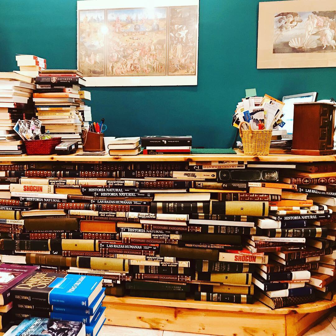 lidiarb1's tweet photo. La literatura está para vivirla, disfrutarla, aprender de ella..no dejemos que nunca muera... #libros #libreríasbonitas #libreriasconencanto #olordelpapel #nopodemospermitircierres #igualdeprimeraquedesegundamano #loimportanteesleer #leer #lectura #papel #elpratdellobregat #brna https://t.co/fJzCzv780Q