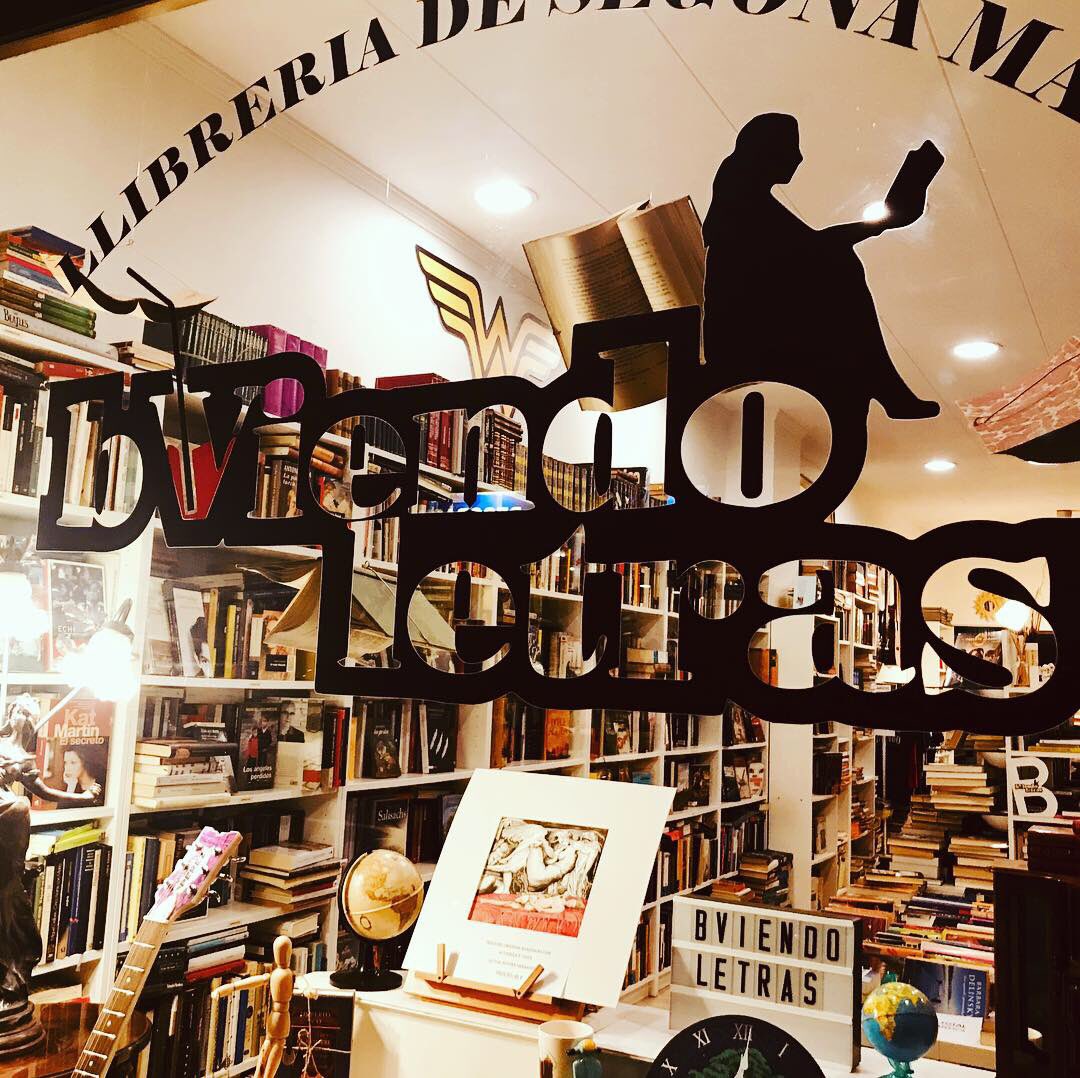 lidiarb1's tweet photo. La literatura está para vivirla, disfrutarla, aprender de ella..no dejemos que nunca muera... #libros #libreríasbonitas #libreriasconencanto #olordelpapel #nopodemospermitircierres #igualdeprimeraquedesegundamano #loimportanteesleer #leer #lectura #papel #elpratdellobregat #brna https://t.co/fJzCzv780Q