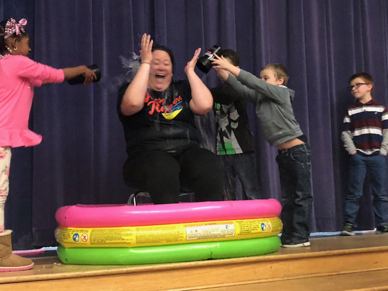 GlendaleESAACPS's tweet photo. Admin will do anything for the ❤ of reading #iced 😳💧 https://t.co/czD8GcWlvJ