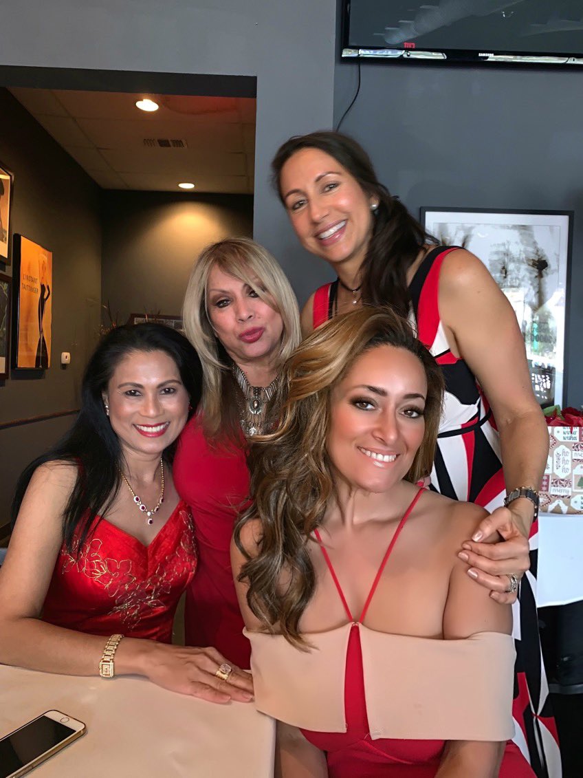 TheKarenGrace's tweet image. Happy birthday our sweet Yolanda! We love you ! #redtheme #birthdaygirl #Valentines2019 🎂 🎈 🐶 #doglovers #aychihuahua