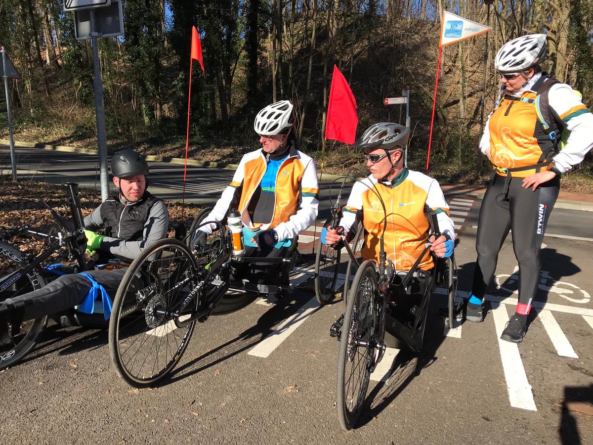 RobKlijn1's tweet photo. Na ruim een maand in wind, regen en sneeuw getraind te hebben met de Maartensmasters, vandaag een training in een heerlijk lentezonnetje. Even overleg hoe we de stijle van Randwijkweg voor de 3e keer gaan beklimmen, ppfffff, afzien. @maartenskliniek@handbikebattle https://t.co/3PhYFSWudE
