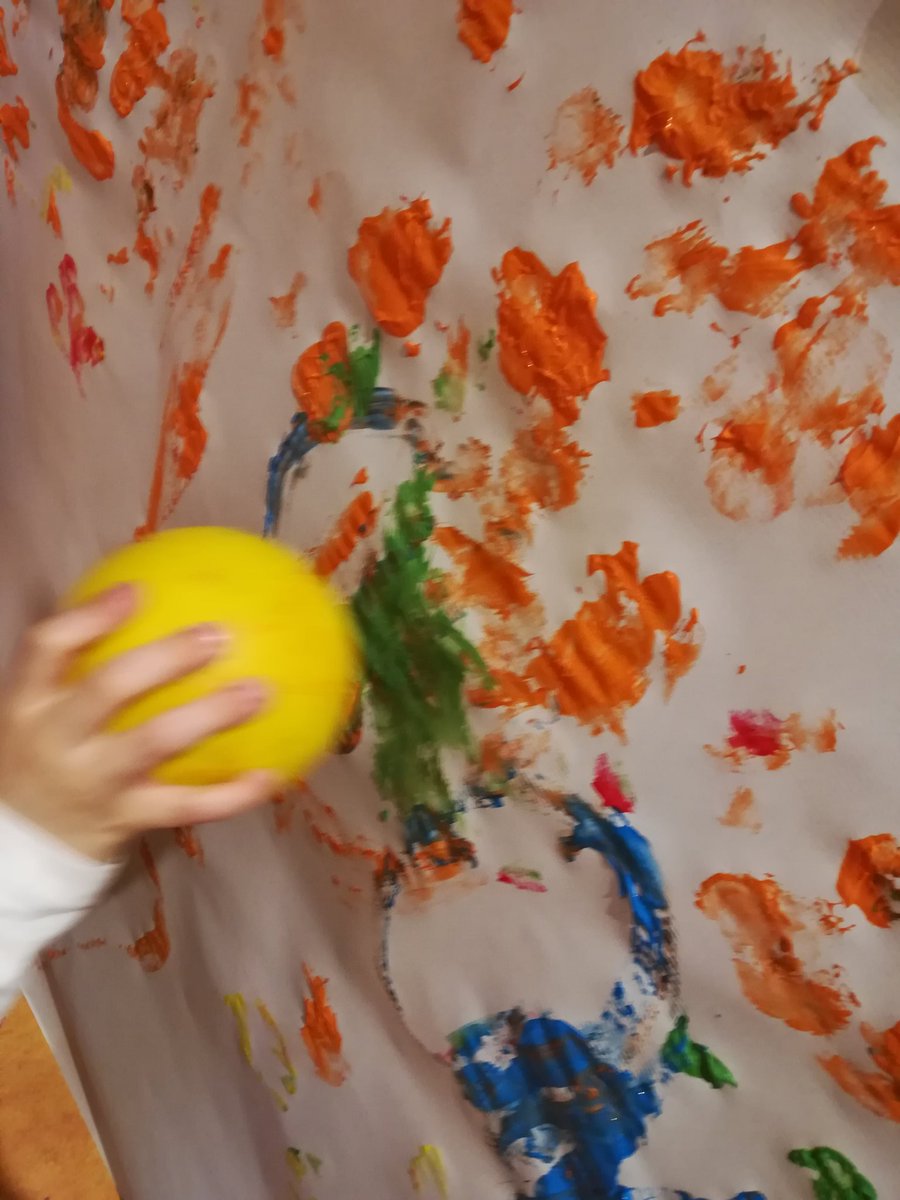 Melaniagc97's tweet photo. Hay mil formas de hacer arte, pero ellos hoy lo han hecho con pelotas y pintura! @Novaschool_es #MálagaCentro @SilviaPalomoCis https://t.co/NQNsKAcuKS