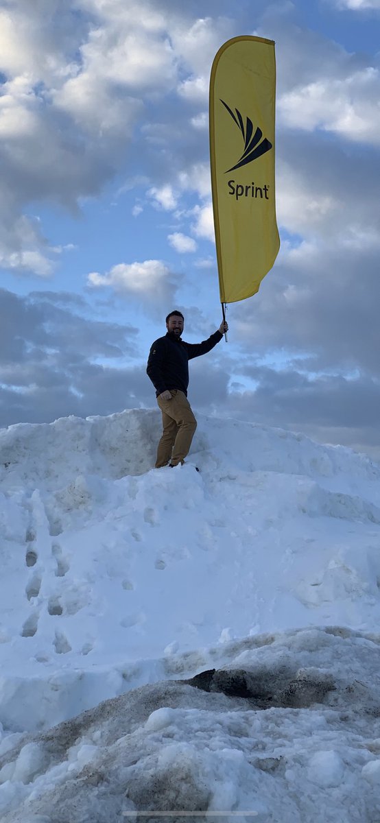 bradsellsct's tweet photo. Advertising at its finest! Climbing Mount Everest to mark our #SprintStore @Heather_B43 @Chidalgosaez @LauraMcLaugh96 @MichelCombes @DowDraper @SprintSCLLC @Heather_B43 https://t.co/LQZ5IxWoUC