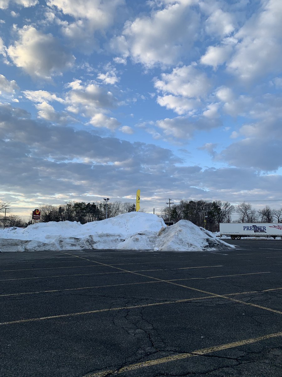 bradsellsct's tweet photo. Advertising at its finest! Climbing Mount Everest to mark our #SprintStore @Heather_B43 @Chidalgosaez @LauraMcLaugh96 @MichelCombes @DowDraper @SprintSCLLC @Heather_B43 https://t.co/LQZ5IxWoUC