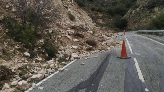 AndreasSavvides's tweet photo. Κατολισθήσεις: το αίτιο φαίνεται να είναι οι μεγάλες κλίσεις/ύψος των (τεχνητών) πλαγιών και η απουσία βαθμίδωσης η οποία 1) αποτρέπει μεγάλη απορροή νερού, 2) επιτρέπει συγκράτηση γόνιμου εδάφους 3) ευνοεί αποκατάσταση της χλωρίδας --> φυσικά συγκρατεί τους όγκους του εδάφους. https://t.co/rpIzgIKCTY