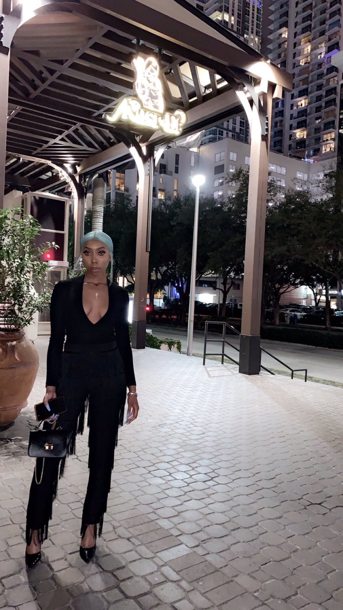 kanariii_'s tweet photo. very much something🖤 https://t.co/rfLchGxije