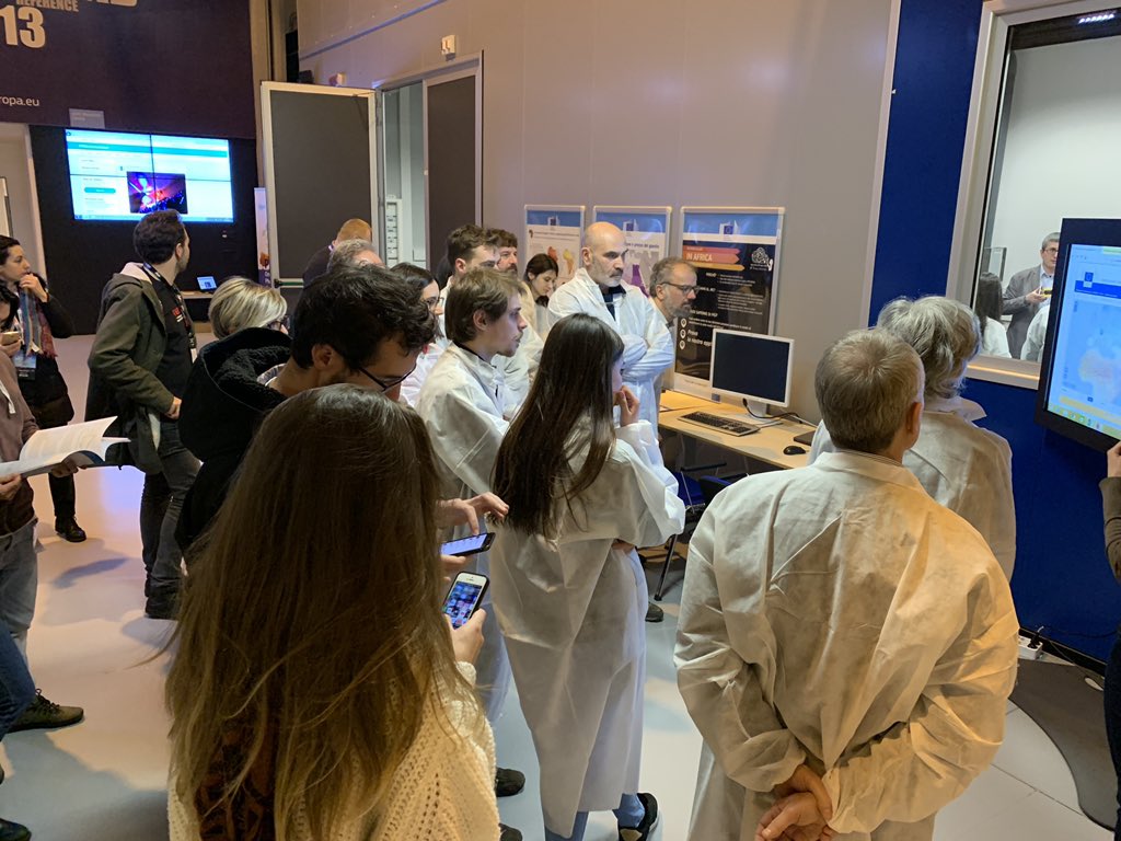 Cath_Simoneau's tweet photo. #DYK that you can build a mini solar cell ? Fantastic activity at ESTI our European solar test installation ! @EU_ScienceHub #exploreJRC #disegnatedx for the #TEDxVareseSalon @TEDxVarese https://t.co/XHfpRNeyze