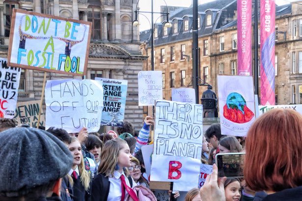 Dornan4Depute's tweet photo. Great to see tens of thousands of kids at the SNP Climate protest. Talked to many who were once staunch no voters now die hard yes voters who are sick of the red and blue Tories dissin’ up the ozone layers. Hoping Angus will share their stories with you shortly. #SNPYouth https://t.co/brMR4rPXO7